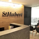 Chez St-Hubert on vous accueil pour des emplois de bureau.